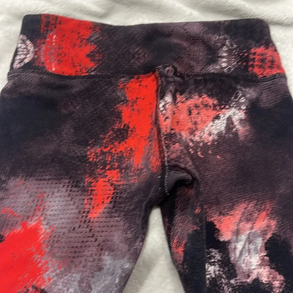 Alo Stylish Red and Black Abstract Leggings - Picture 6 of 9